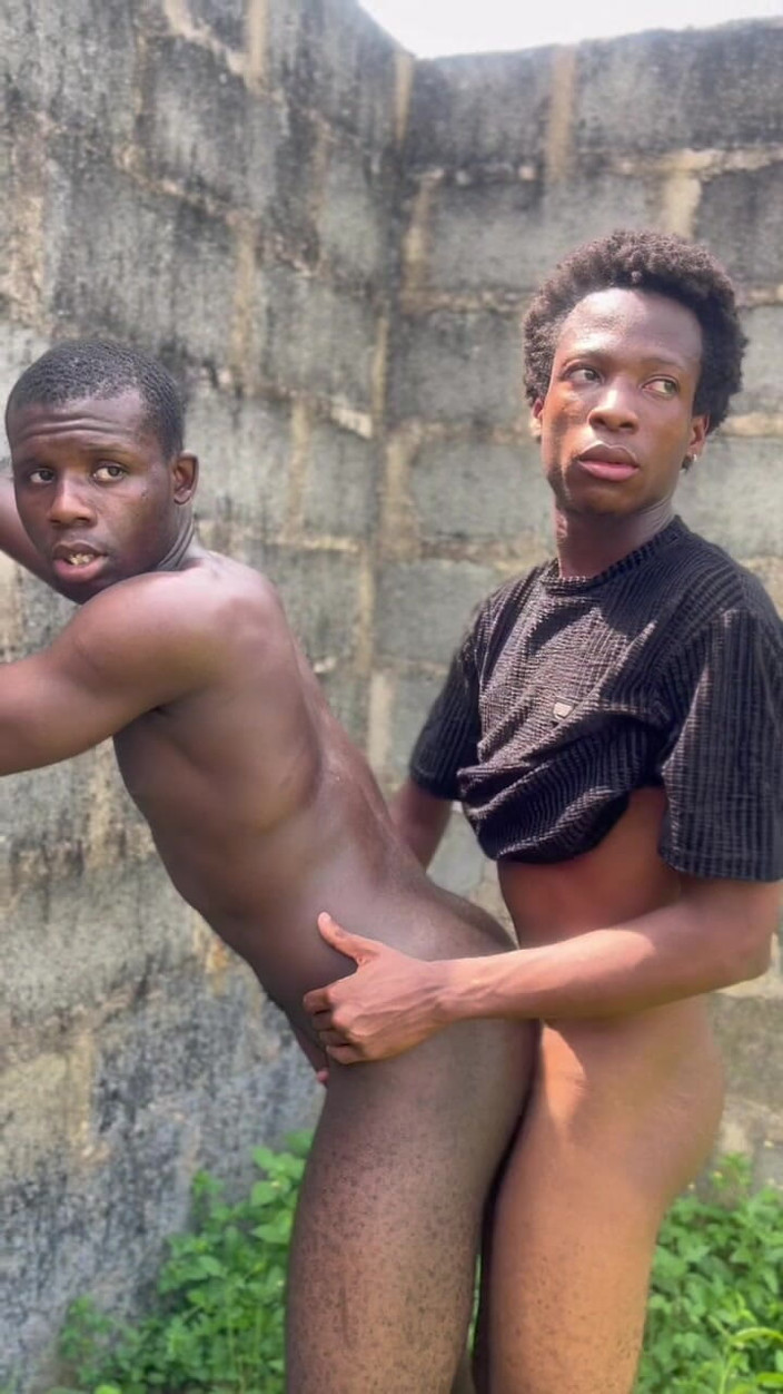 Purplecum: La più eccitante scopata gay nel cespuglio