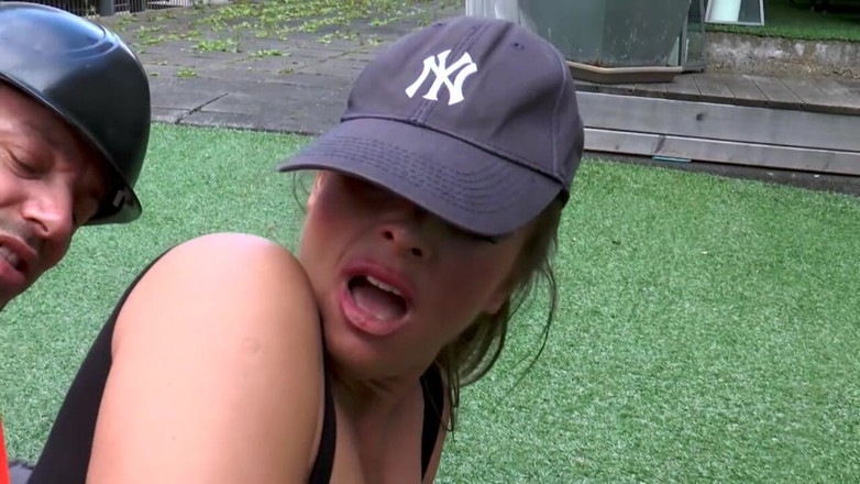 Deutschland porn: Enorme castigo anal para la sexy Suzy