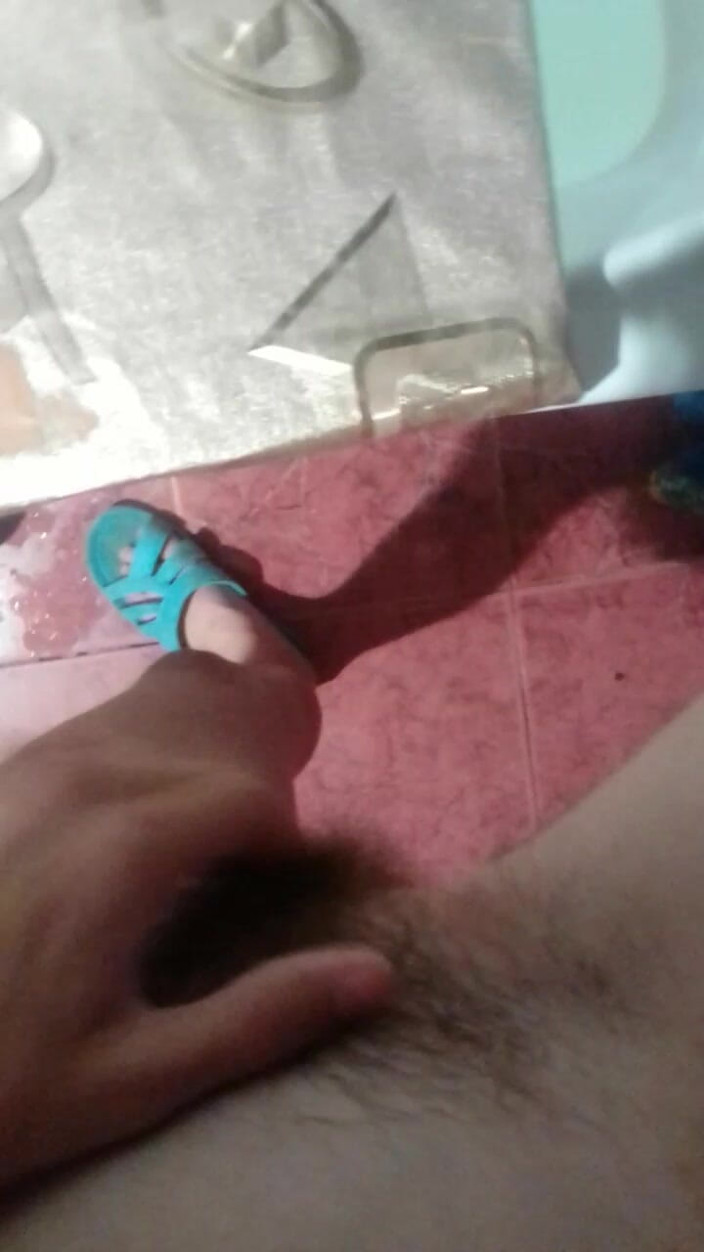 Lesbian-candys: Je m’ai enfermé dans la salle de bain pour que...
