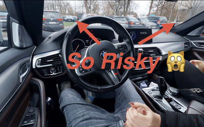 SlipCouple: Parkeerplaats aftrekken naast vreemde en bus, klaarkomen