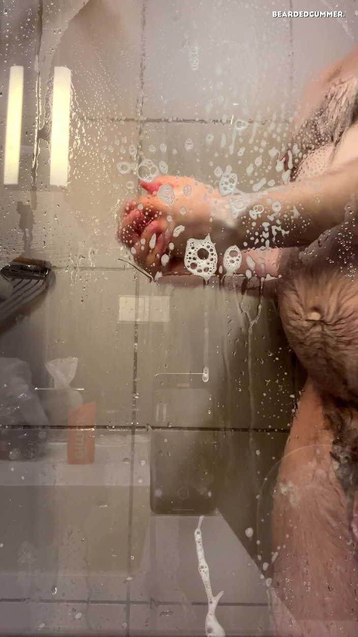 Beardedcummer: Un ours poilu prend une douche et exhibe son gros...