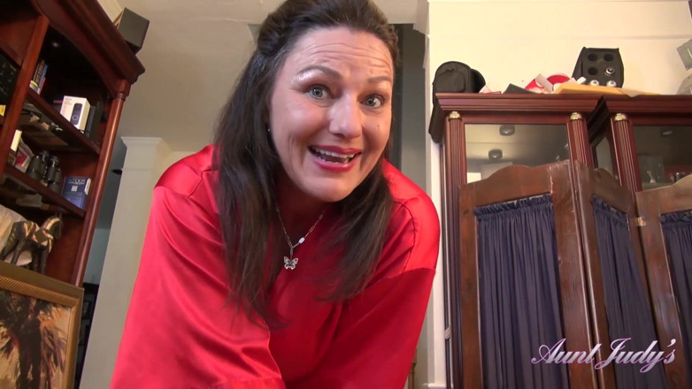 Aunt Judy's: AuntJudys - Joana, ta belle-tante mature poilue, vous fait un massage (POV)