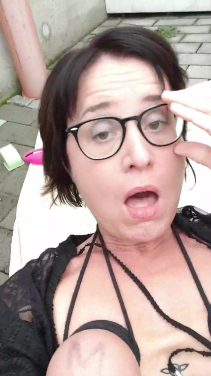 JulieEroticDress: 熟女和lovense一起在户外玩耍并潮吹了很多