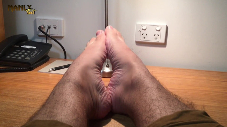 Manlyfoot: Cum te simți despre tălpile ridate - Picioarele pe birou un...