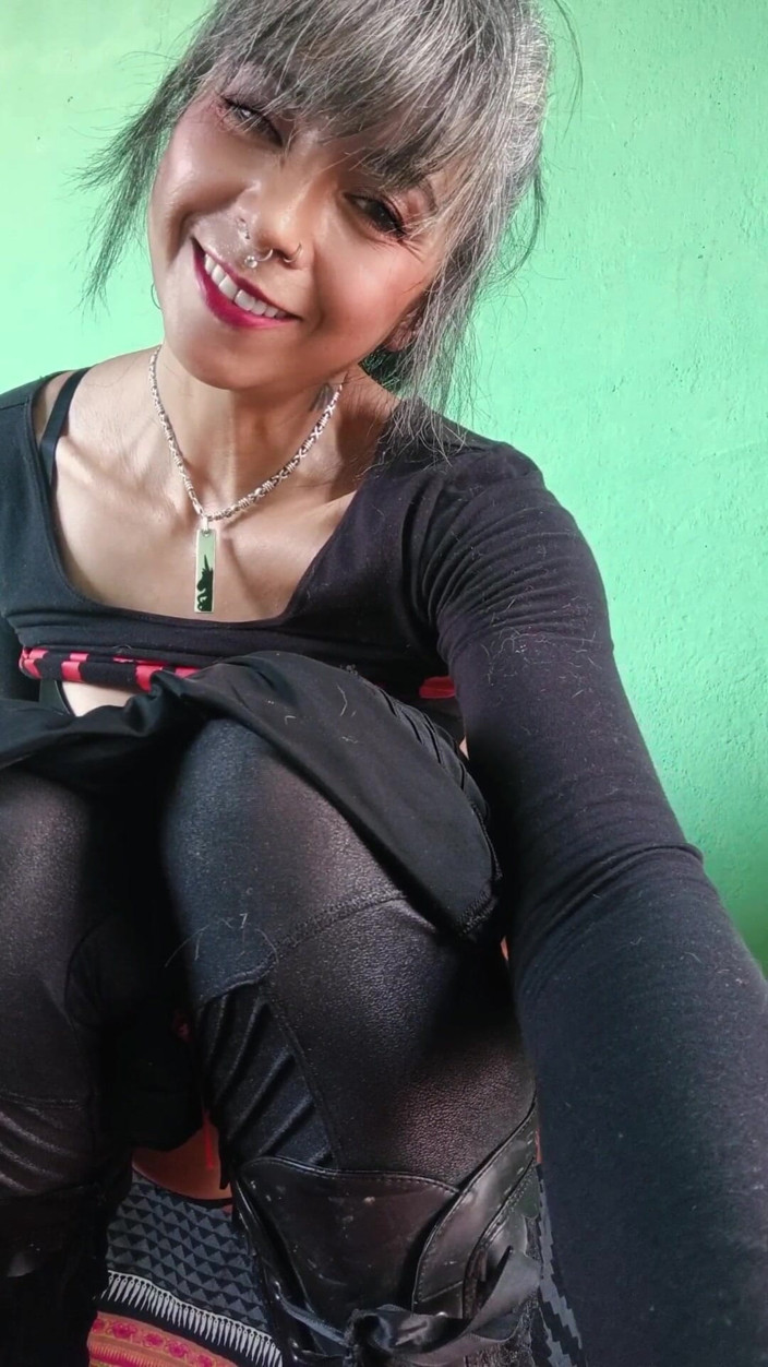 Casia Castro: काले में धूम्रपान