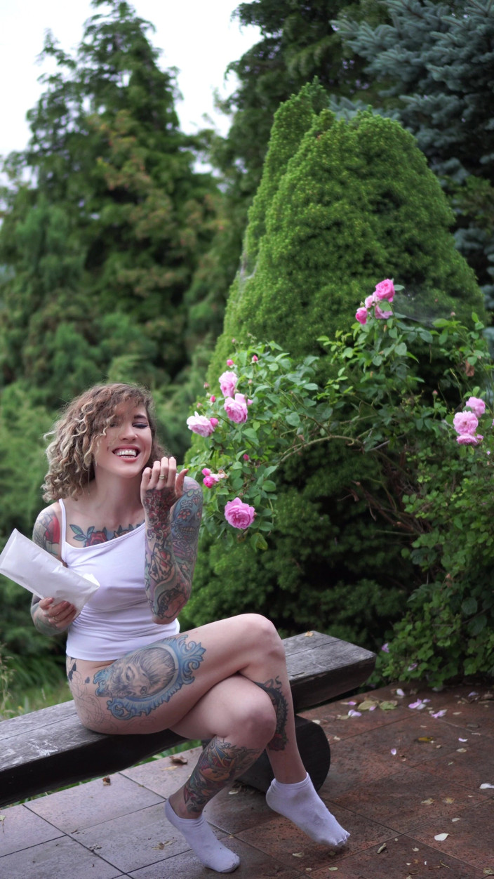 Roxy Rain: Rate mal, was ich mit diesem höschen tun werde