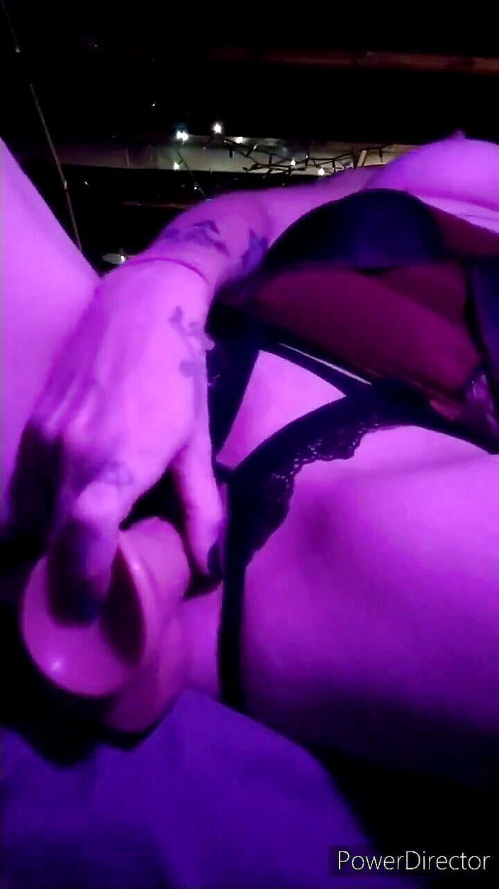 RenegadeVixxxen: 빨간 드레스와 젖은 장난감