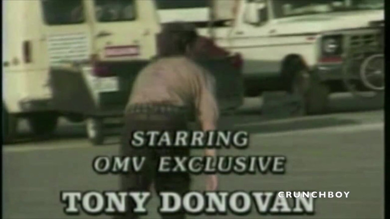 GAY VINTAGE PORN: Твинк смокче прямого чувака в глоріхолі на відкритому повітрі в туалетах на відкритому повітрі