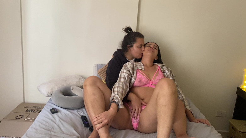 zoemelissa: Una Chica Lesbiana Me Hizo Correrme Muchas Veces Tocándome El...