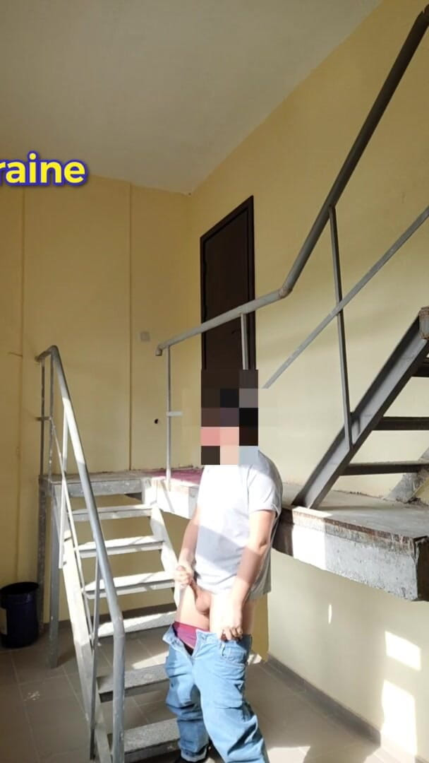 Wanker forever: Riskli merdivenlerde mastürbasyon yapıyor. Komşular asansöre biniyor