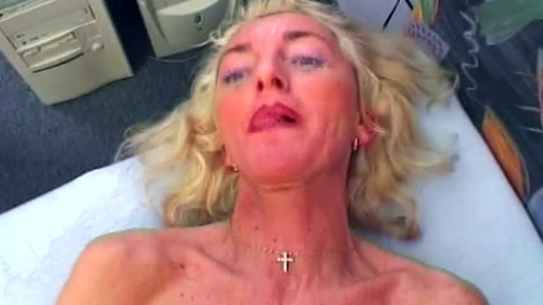 Onlyxfans: Procace bionda matura sborrata dentro e dita figa gocciolante