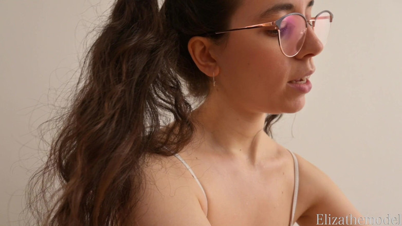 ElizaTheModel: Sütyensiz kuaför ıslanıyor