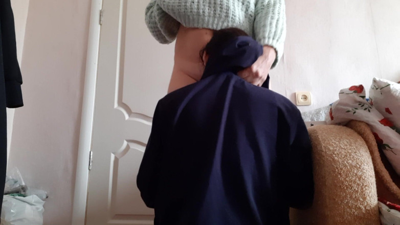 Lesbian-candys: Ma demi-sœur sexy m’a remercié pour le cadeau avec cunnilingus (avec...