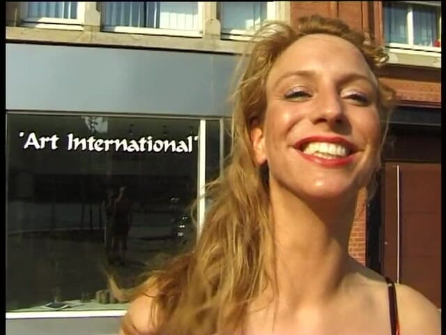 Lucky Cooch: Nena rubia muestra increíbles tetas naturales