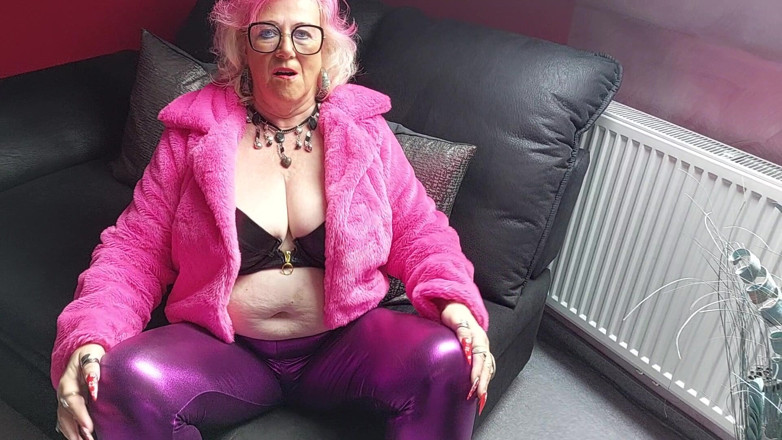 PureVicky66: Rondborstige rijpe slet perst enorme tieten kreunend op hakken