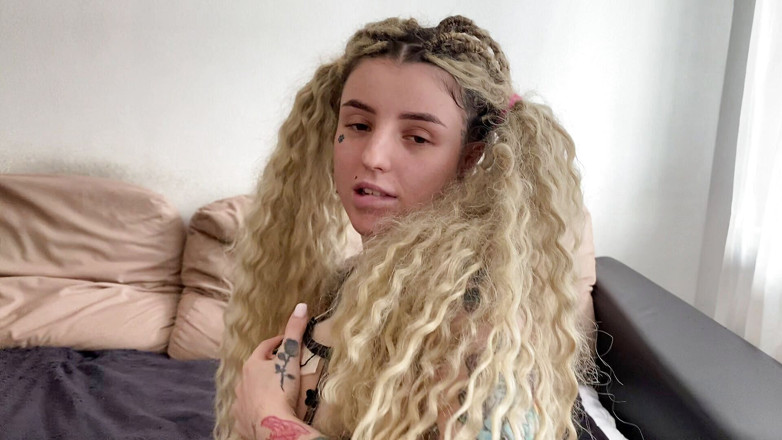 Barbietatoo1: Arătându-mi un tatuaj și invitându-te la un futai dur