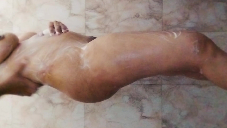 Riyathakur: Une fille vierge desi se lave la chatte et se...