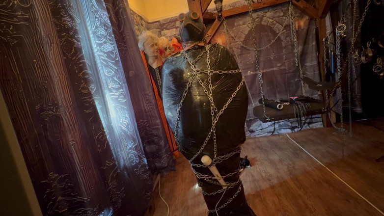 Aaexperiencesltd: Dernière partie :- Domina Satana et l’homme-sac en chaîne et enroule...