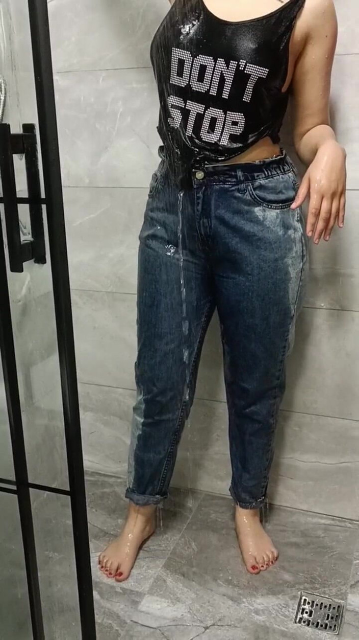 Esmer Tarcin: Basah di Bilik Mandi Pertunjukan Seksi Ko