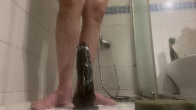 The newhere: Fun avec un gode de 24 cm