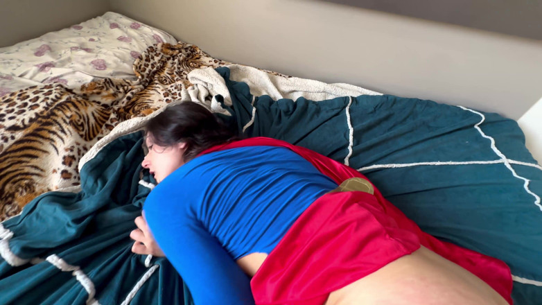 Shamelesscouple: Supergirl Ödmjuk: Hennes första gång underkastar sig en konstig