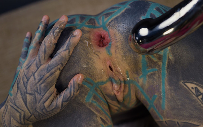 Z-Filmz: Anuskatzz riceve un dildo di acciaio inossidabile per spingere nel...