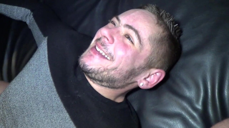 Gaybareback: Sexy bisex francese scopata senza preservativo dal cazzo XXL del...