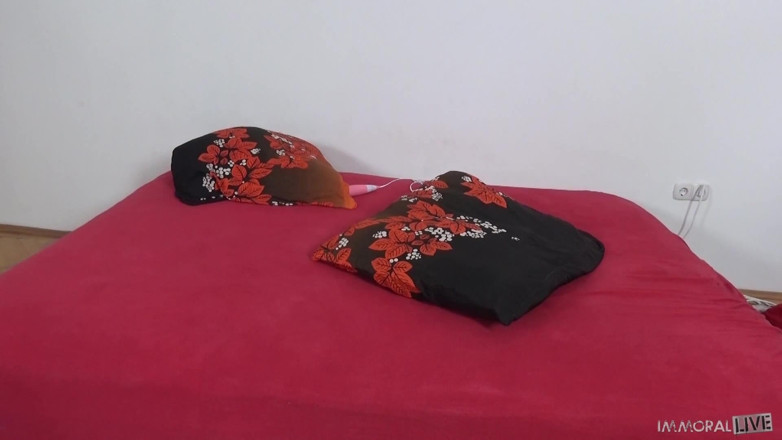 Immoral Live: Porno Dan mükemmel latin kıvrımlarıyla kendini kaybediyor.