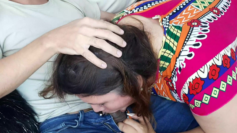 Chloe Denaly: Adik tiriku yang cantik menyela permainanku untuk nyepong kontolku