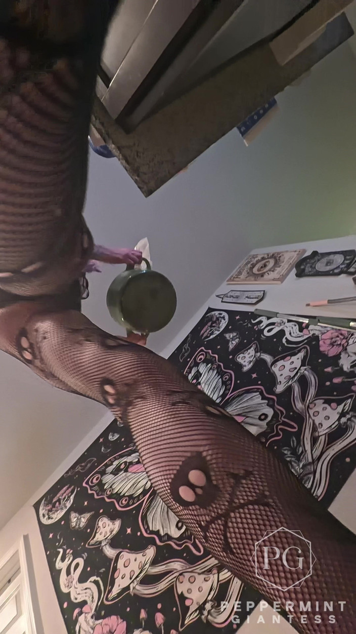 Peppermint Giantess: Une géante de 73 ans cuisine des coquilles fourrées - un homme...