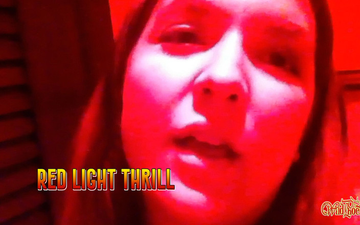 Wild Phoenix: Red-lit thrill : masturbation dans les toilettes publiques au club