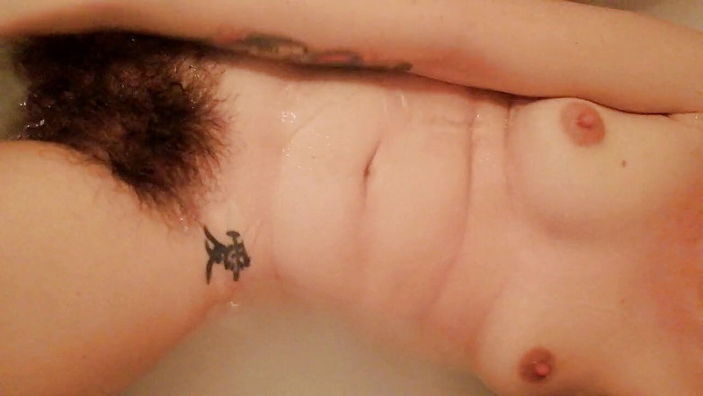 Cuteblonde666: Супер волохата дівчина у ванні прибирає себе