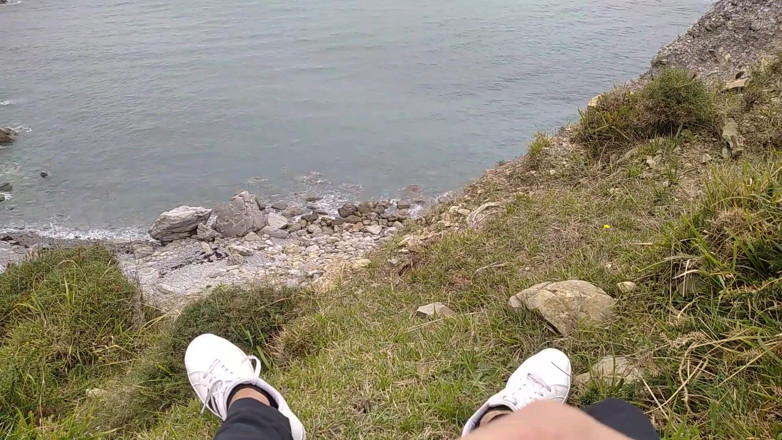 Elvissc: Grote mooie dikke pik wordt afgetrokken op het strand met...