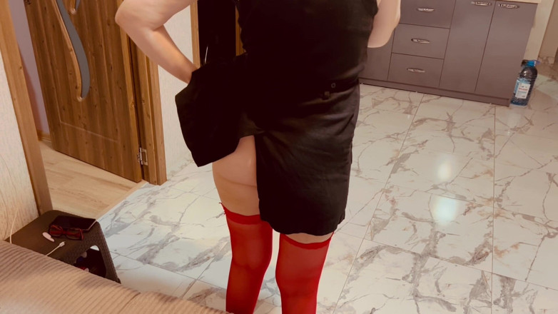 sexalko: 빨간 스타킹을 입은 새엄마가 나를 켜고 나를 그녀에게 집어넣을 수 있게 해줬다. 나는 그녀의 Spiu와 빨간 팬티를 바로 완성했다.