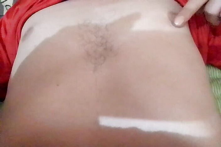 Thakursammy: 我的女友用力按压我的乳头，然后尿了