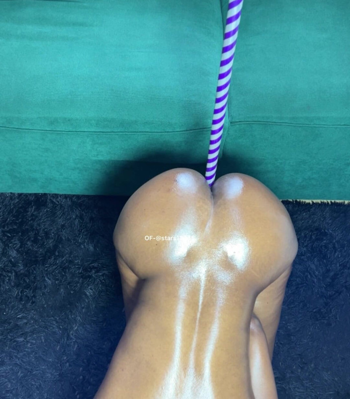 Its Nyota: Une amatrice coquine se penche et jouit sur un bâton