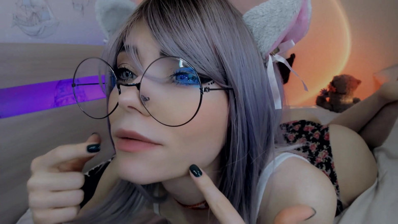 Dirty slut 666: Une fille-chat à lunettes te supplie d'éjaculer sur son visage de...