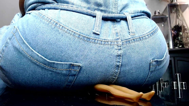 Maeling: Cagna ebano distrutta in jeans di jeans e culo soffocato...