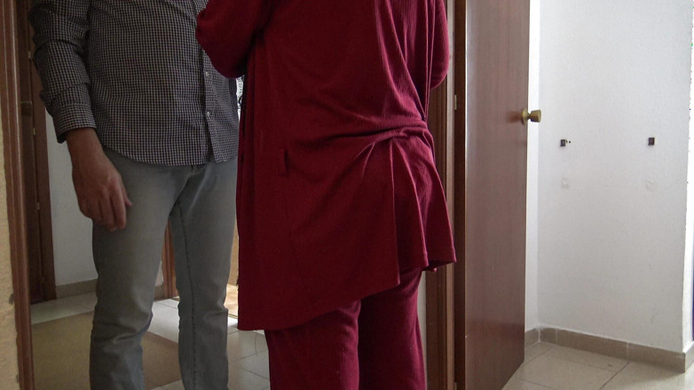 Stepmom Susan: Une femme nymphomane laisse le livreur lui éjaculer dans la bouche...