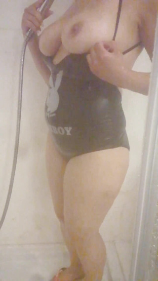 Pussycatwithtwist: Une fille au corps de playboy qui aime s'exhiber sous...