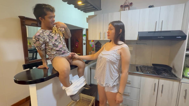Julianaburning: 我告诉我有钱的继妹我和老师谈论了什么，她最后让我插入她，直到我射在她体内