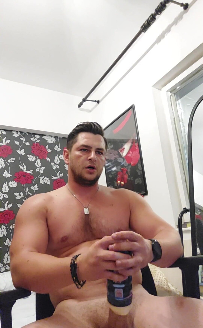 Michael Ragnar: Big Cumshot Flexing My Big Arms When I Fuck Hard...