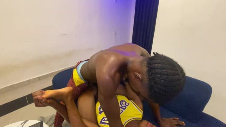 Xxx69bang: Пішла до місця моєї мами, щоб вчитися після уроків, і трахнула його мініатюрну красуню, коли він зайшов в душ