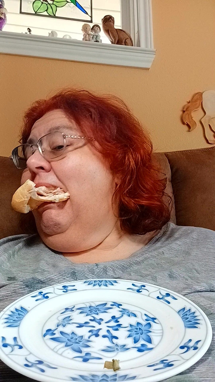 BBW nurse Vicki adventures with friends: Поедание сэндвич-ролл Bolo для толстых поедания девушки, фанатов!