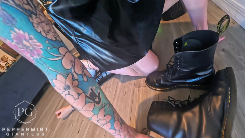 Peppermint Giantess: 6'7 Gothic Giantess Trample Pov: Buts Crush - Socks - Duduk Muka...