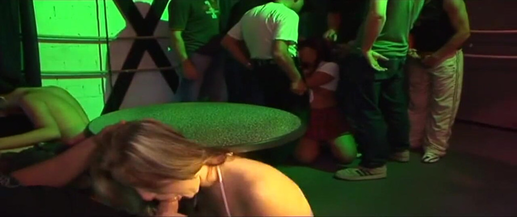 Milfed retro: Wild Club Orgie med kåta brudar suger och slickar överallt