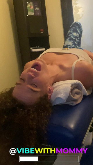 VibeWithMommy: Une salope rend visite au chiropraticien