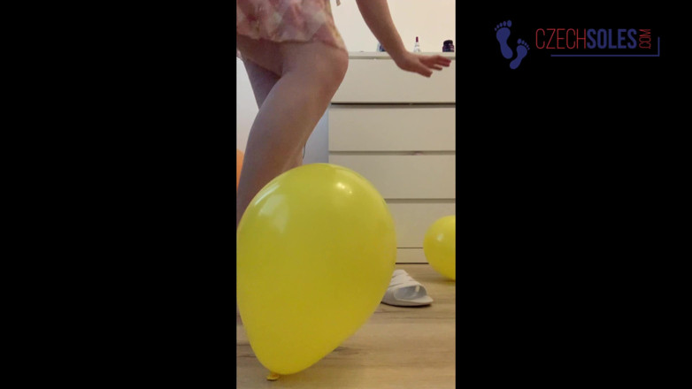 Czech Soles - foot fetish content: Ayaklar ve balonlar ezme