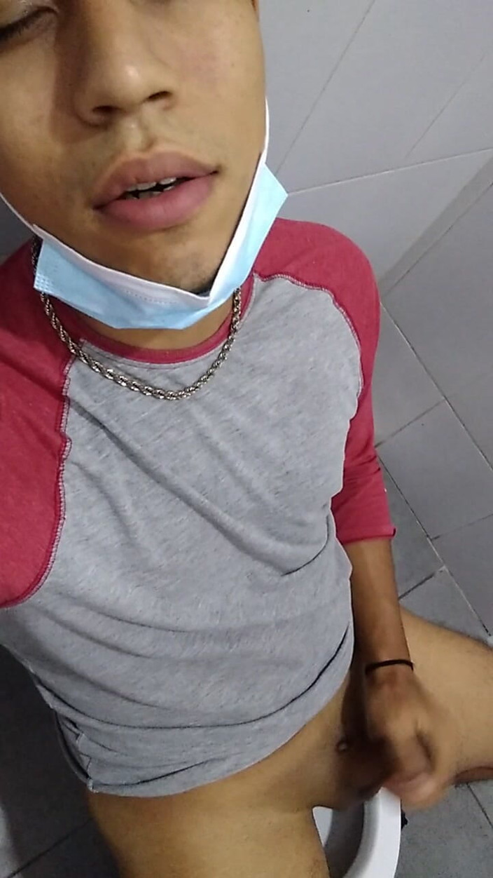 AlexAlejandro13: Wchodząc do łazienki
