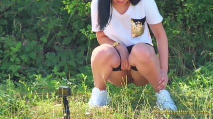 Pee Adventures: Жестко пытается опорожнить ее мочевой пузырь на улице